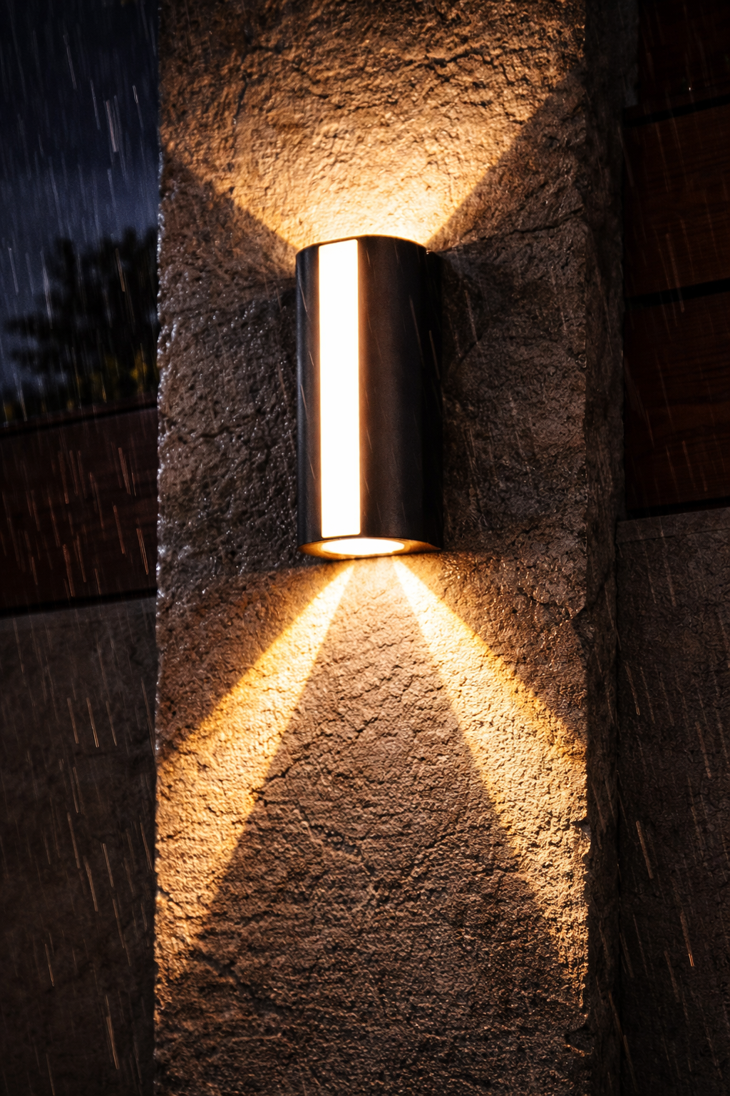 Modern Vertical Outdoor LED Wall Light – Up & Down Beam, IP66 Waterproof, warm white.