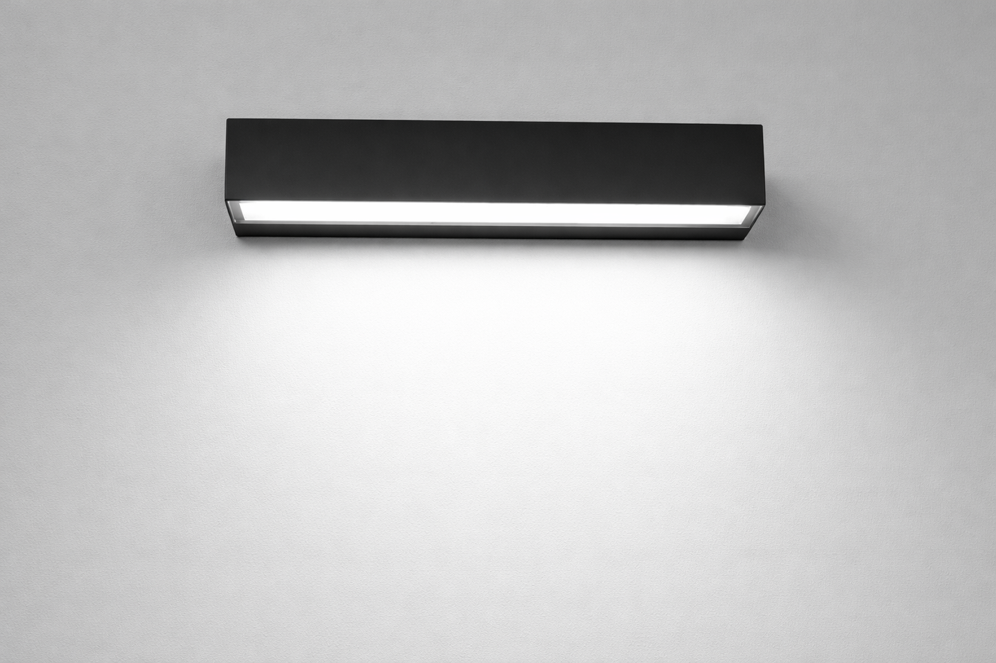 Modern Linear Outdoor LED Wall Sconce – Waterproof Architectural Strip Light for Exterior Walls (Warm/Cool White)